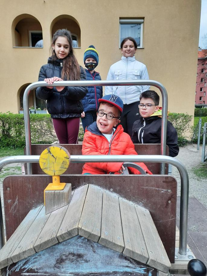 Kinder am Auto