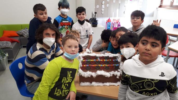 Kinder vor ihrem Lebkuchenhaus