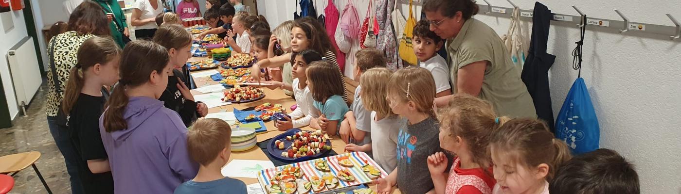 Die Kinder verkaufen die Jause