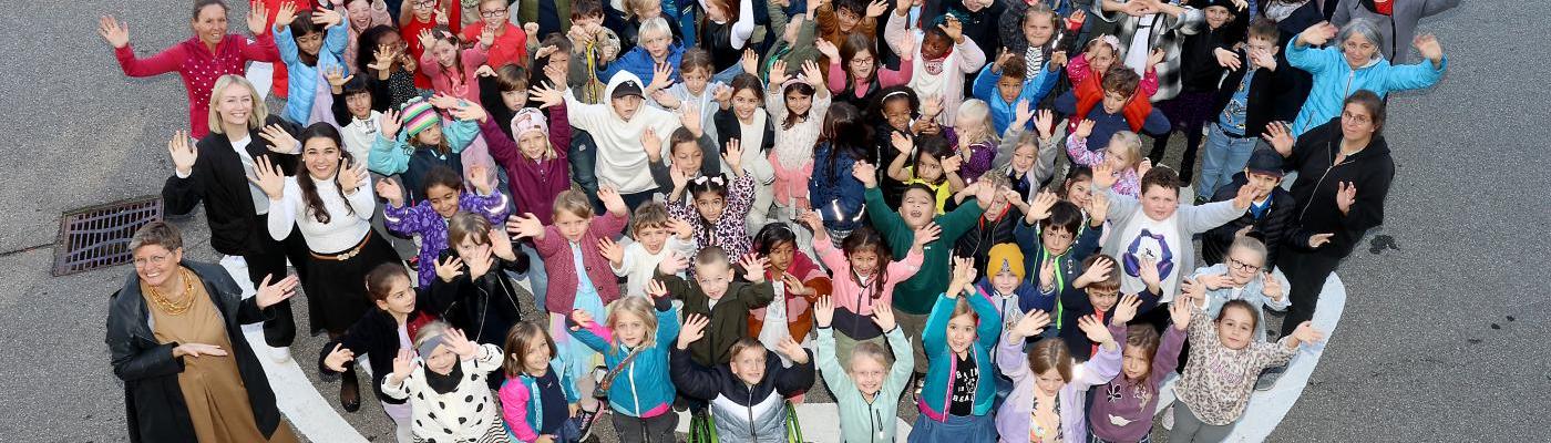Alle Kinder und Erwachsenen der Schule stehen auf dem Labyrinth - Foto von oben
