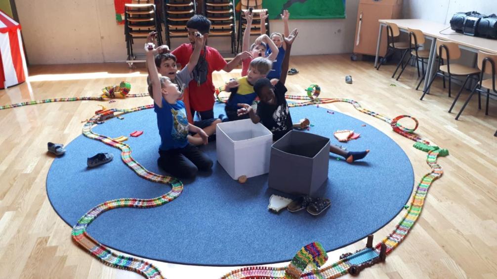 Die Kinder des Tagesheimes haben eine riesige Rennbahn gebaut