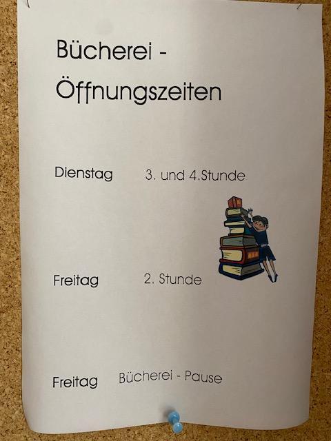 Foto eines Aushanges über die Bücherei-Zeiten