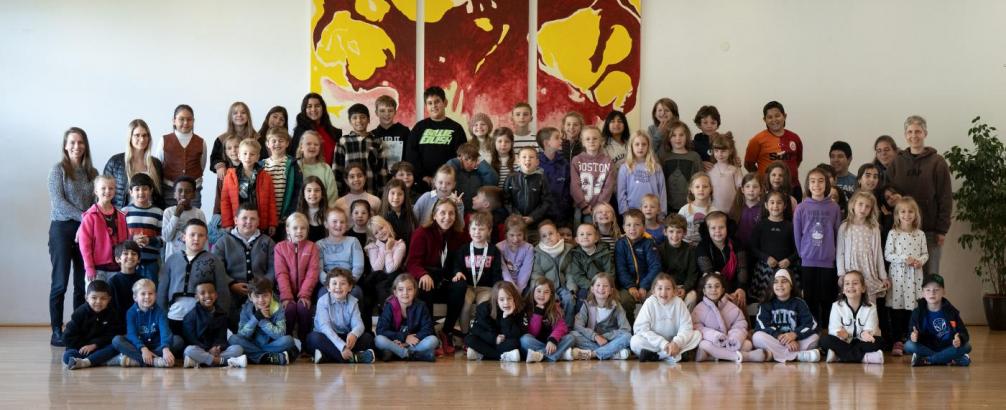 Die Tagesbetreuungs-Kinder haben sich alle für das Foto in Reihen aufgestellt