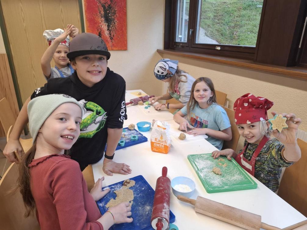 Wir backen Kekse und verzieren sie und hören dabei Weihnachtslieder.