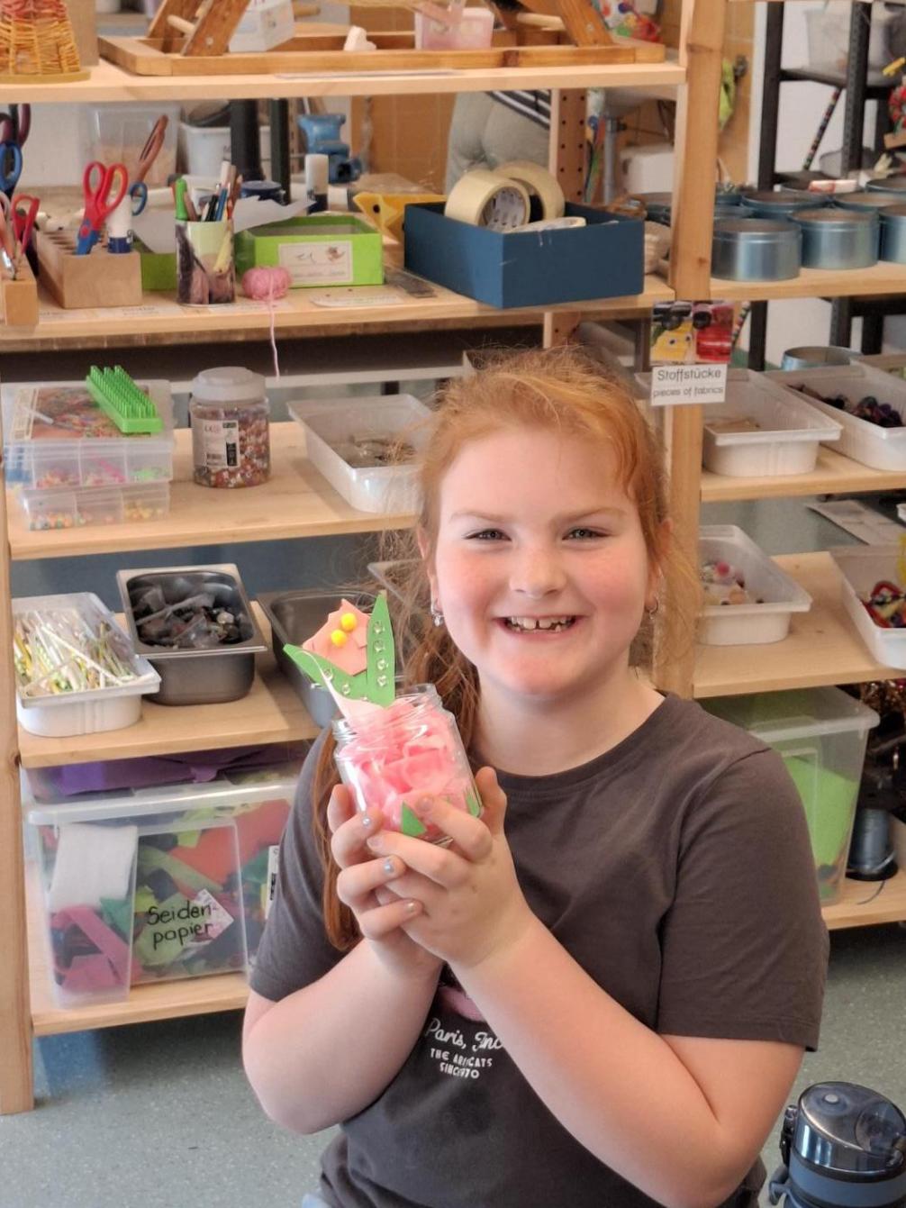 Die Kinder gestalten ihre Blumen auf bunte Art und Weise