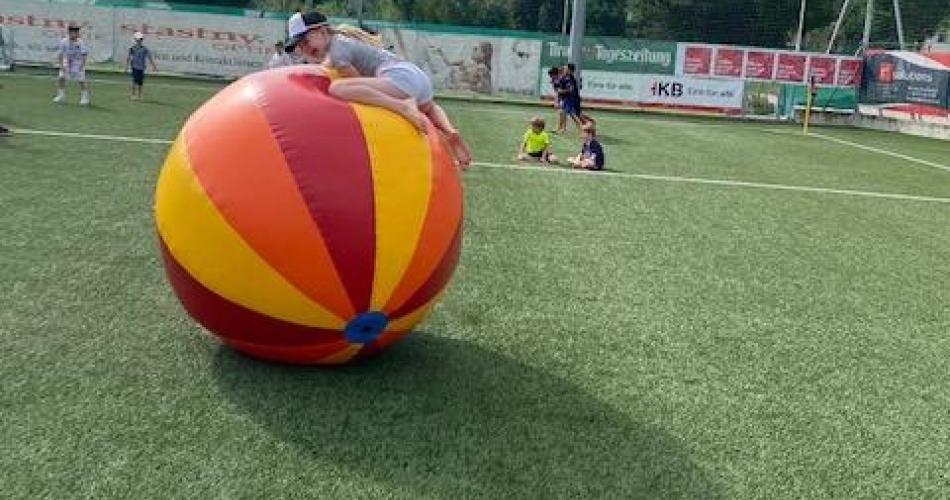 Kind liegt auf einem riesigen Ball