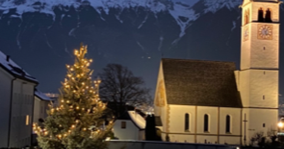 Bild der Amraser Kirche + Weihnachtsbaum