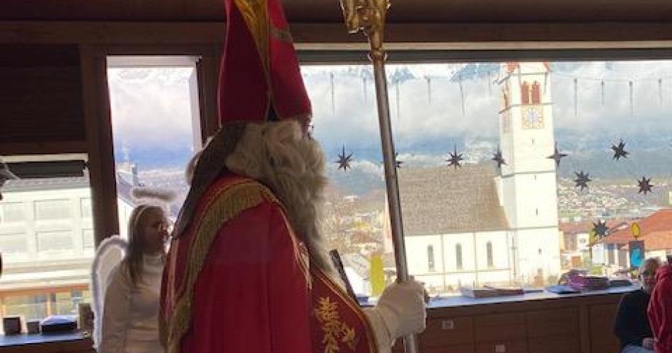 Ninkolaus - Profilansicht + Blick aus dem Fenster mit Kirche im Hintergrund