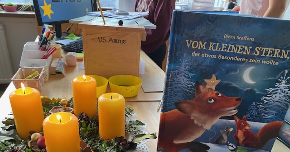 Adventkranz mit 3 angezündedeten gelben Kerzen + Buch "Vom kleinen Stern"