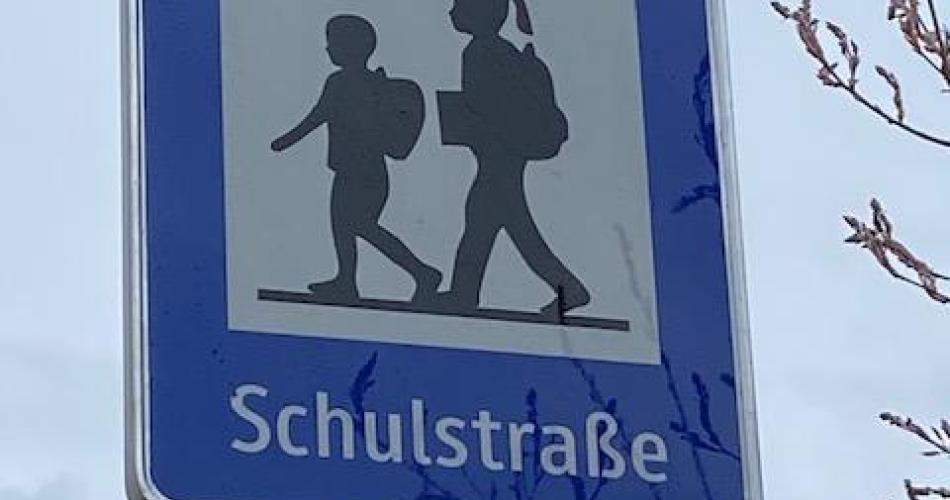 Verkehrstafel - Schulstraße an Schultagen in der Zeit von 7:30 bis 08:15