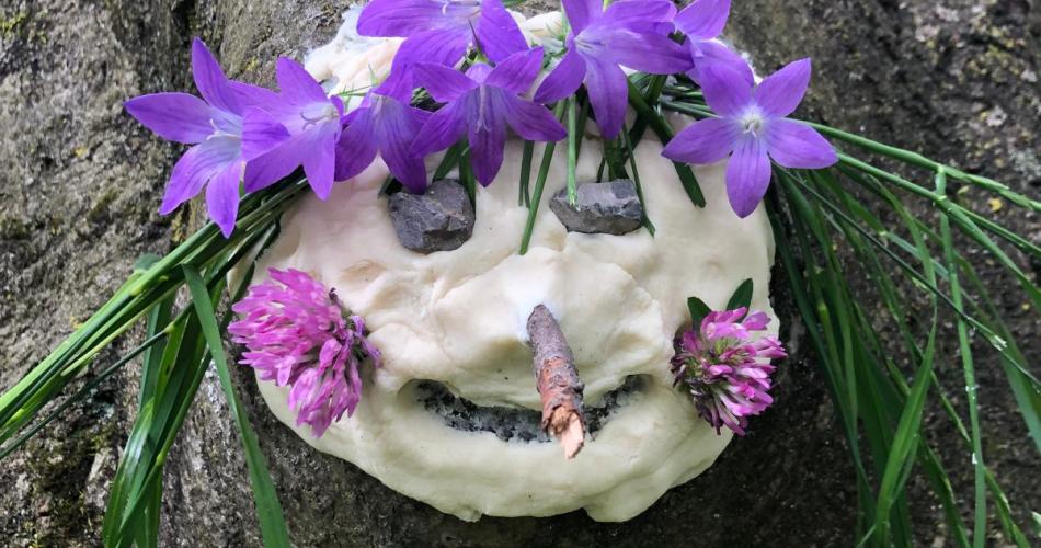ein Baumgeist von ienem Kind aus Salzteig und Blüten gemacht