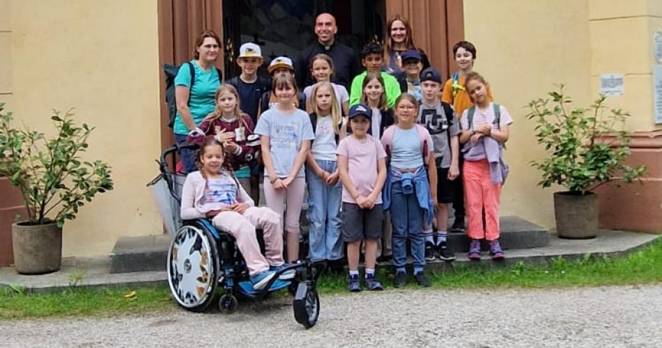 Klasse steht vor einer Kapelle am Tummelplatz