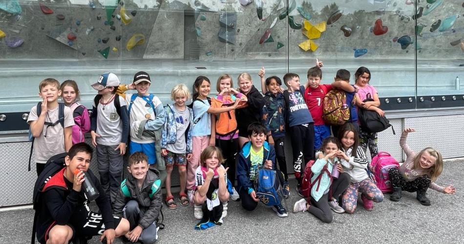 Kinder vor dem Kletterzentrum