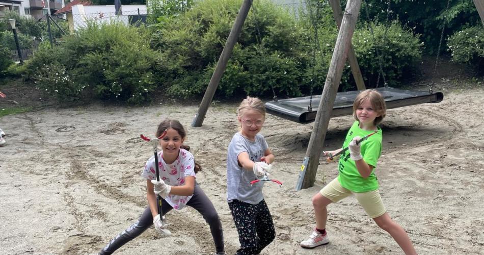 Die Kinder sammeln Müll