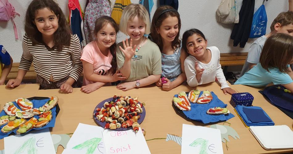 Die Kinder verkaufen die Jause