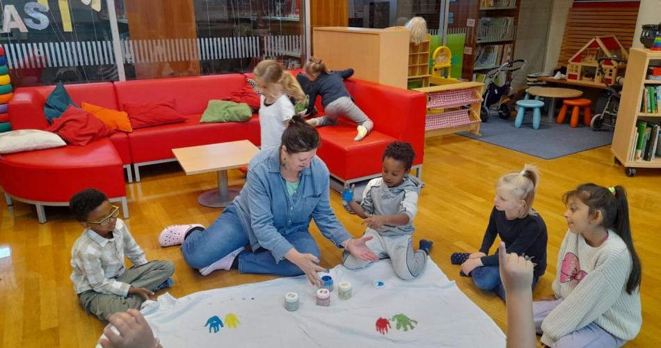 Die Vorschulkinder beim Gestalten mit Fingerfarben