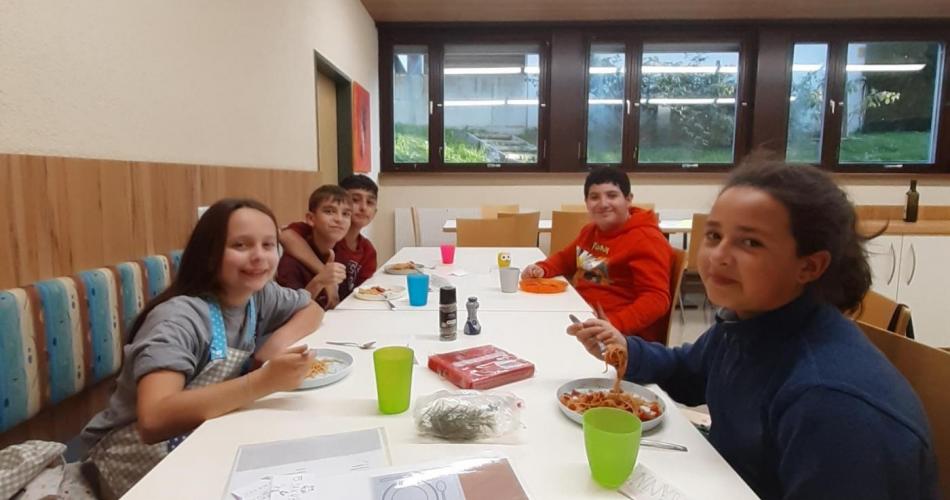 Kinder aus der 4B und 4A beim Kochen