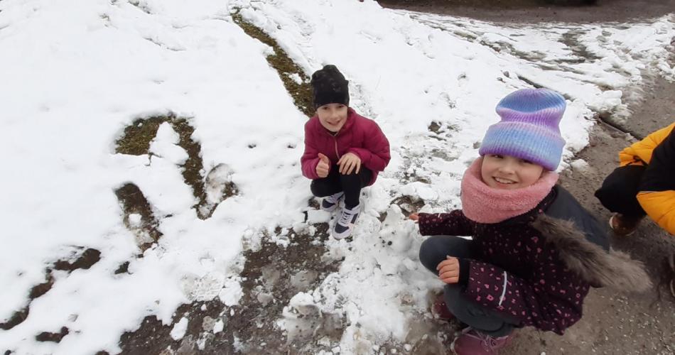 Schneefrau und Schneemann bauen
