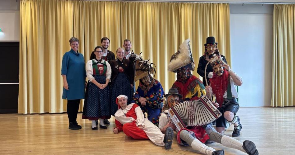 Gruppenbild der Matschgerer, des Trachtenvereins und der Fr. Direktor Strobl