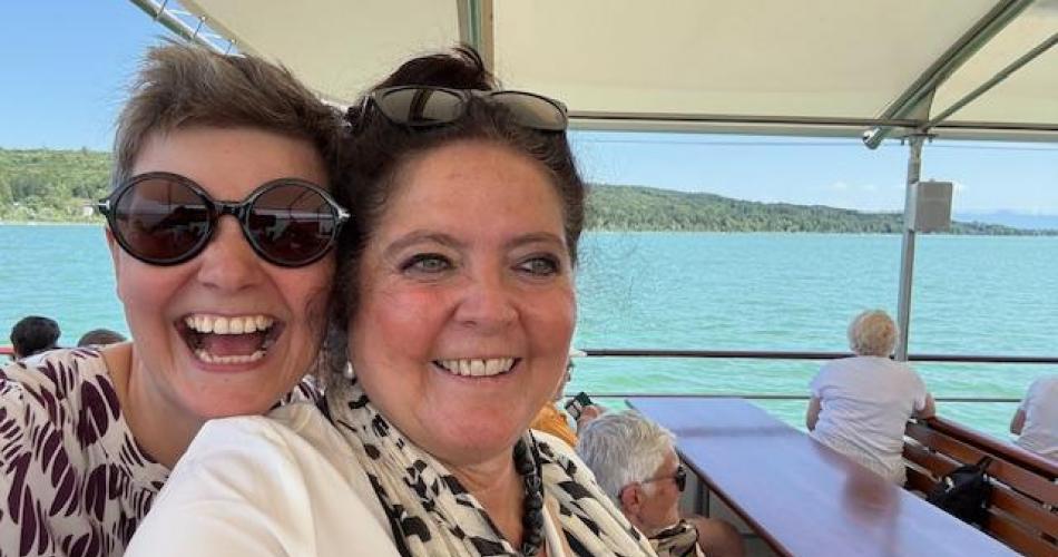 Direktorinnen Strobl und Neubauer Wange an Wange am Schiff