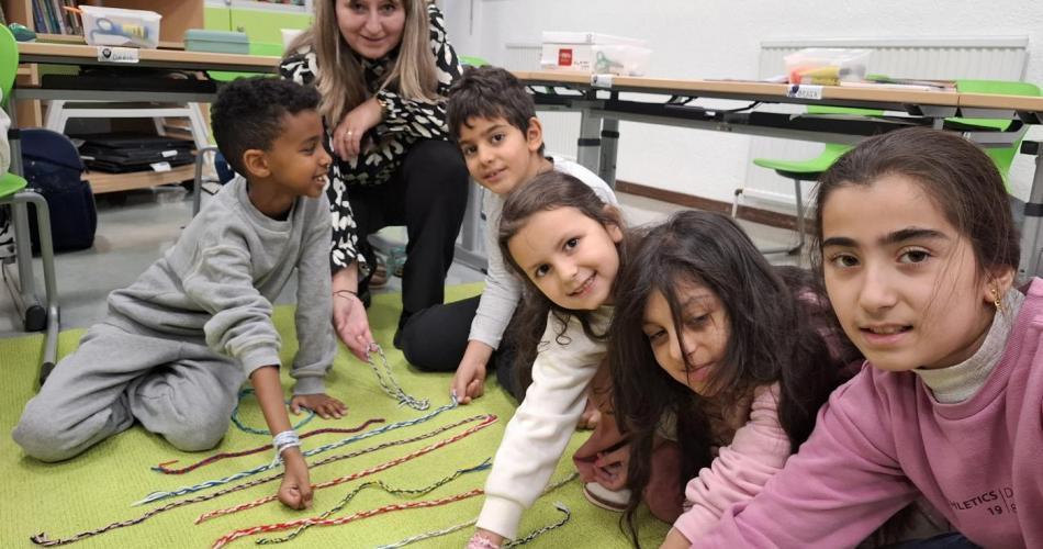 Schnüre drehen, Brot backen 