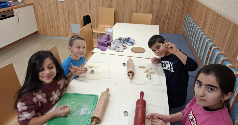 Am Freitag in den ersten beiden Stunden werken, basteln, malen oder backen wir jede Woche. Heute haben wir Kekse gebacken und es bereitete uns sehr viel Freude!