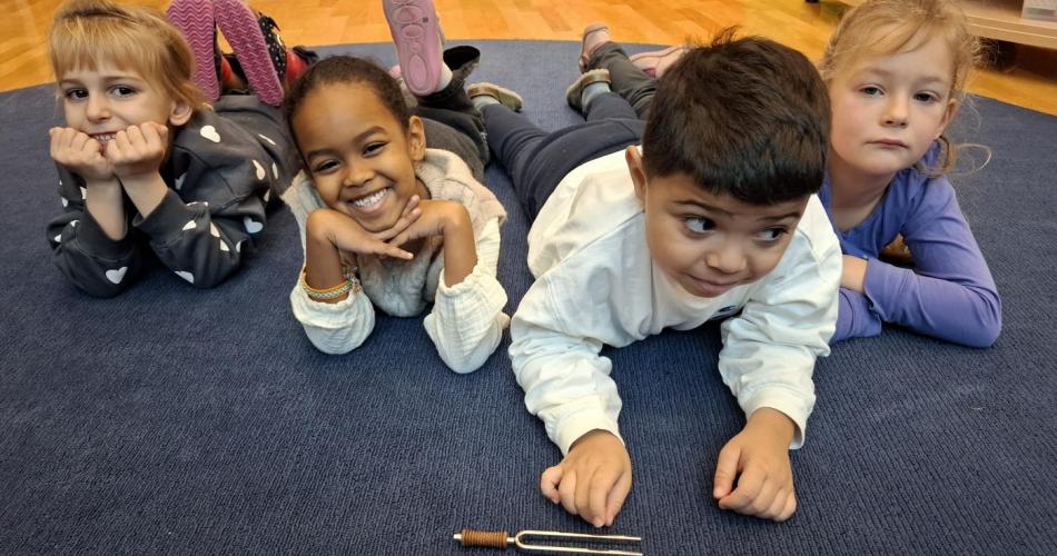 Es bereitet viel Freude, Stimmgabeln auszuprobieren und mit verschiedenen Instrumenten für Entspannung zu sorgen. 