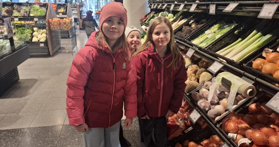 Für Kochen ist es auch wichtig, die Preise zu kennen und im Geschäft zu wissen: Wo finde ich welche Lebensmittel. Heute waren wir im M-Preis, um etwas darüber zu erfahren (was kostet 1 kg Orangen, was kosten Zwiebeln und Zucchini, wie viel brauche ich für einen Liter Milch beispielsweise). Danach haben wir Lebkuchen und Kekse gebacken und verziert.