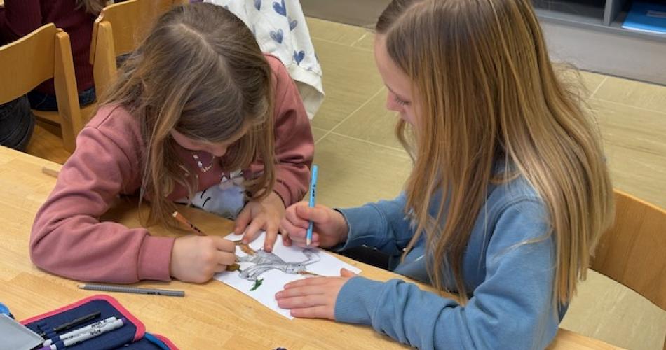 2 Mädchen malen gemeinsam ein Bild