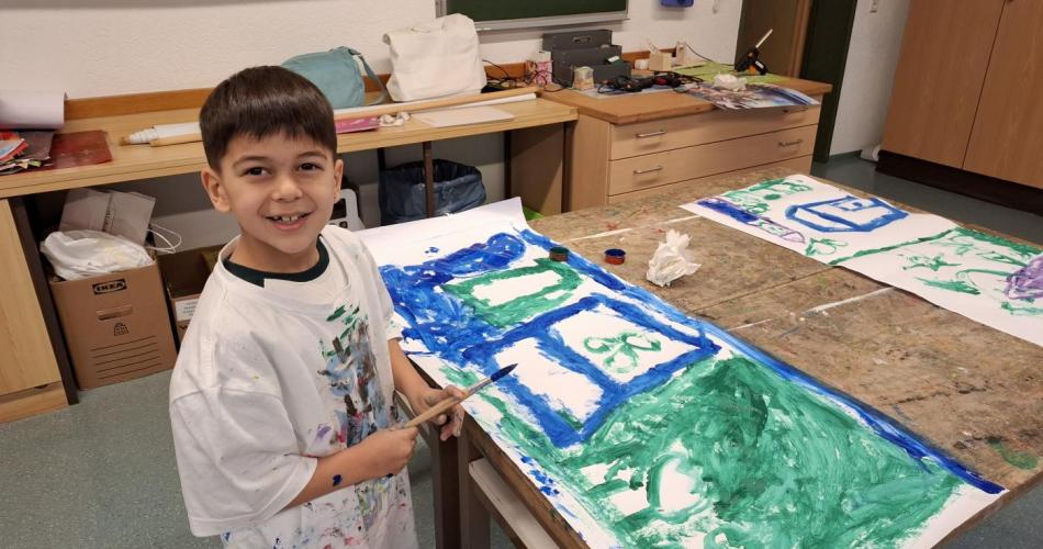 Das Malen mit Acrylfarben macht Kindern ganz besonders Freude. Gruppenbilder und die eigenen Bilder auf großem Papier zum Ausdruck bringen ist etwas Wunderbares! 