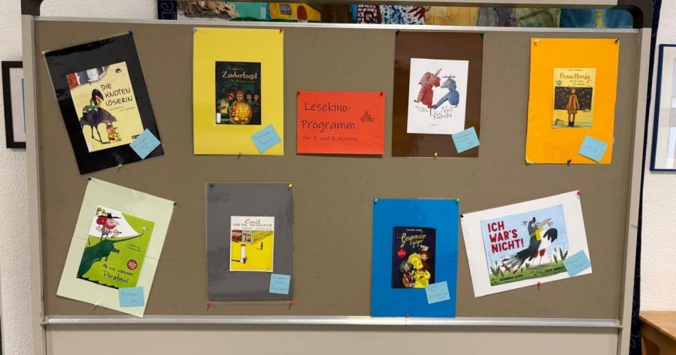 Plakatwand der verschiedenen Lesekinos