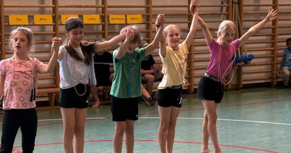5 Kinder beim Verbeugen