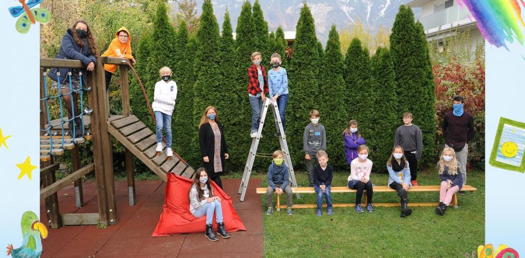 4a-Kinder sitzen im Garten und am Klettergerüst - mit Maske