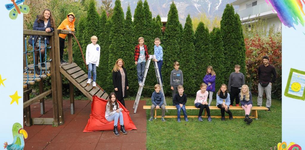 4a-Kinder sitzen im Garten und am Klettergerüst