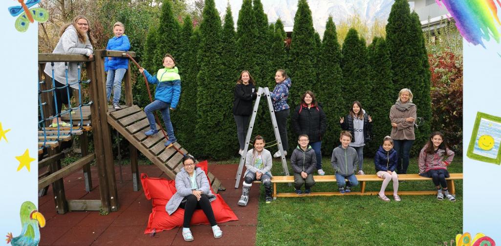 4b - Kinder sitzen im Garten und am Klettergerüst