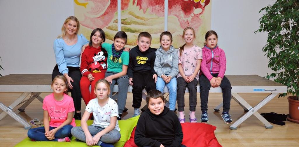 Die kleine Gruppe der Ukraine-Kinder und ein Kroatischer Junge mit Lehrerin posieren für's Foto