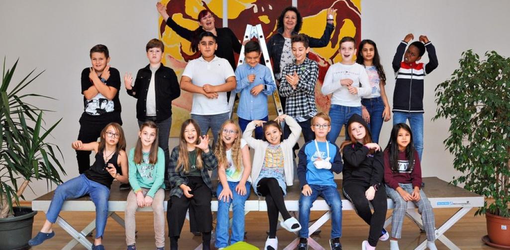 Gruppenbild mit Kindern und Lehrer*innen der 4b