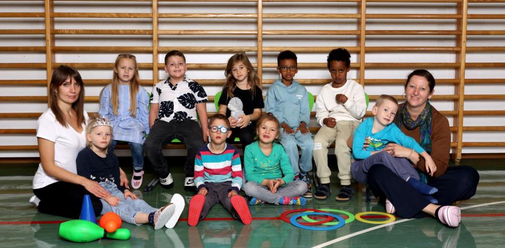 Dachse Dachse sitzen vor der Sprossenwand