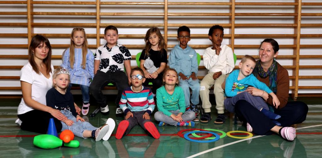 Dachse Dachse sitzen lustig vor der Sprossenwand