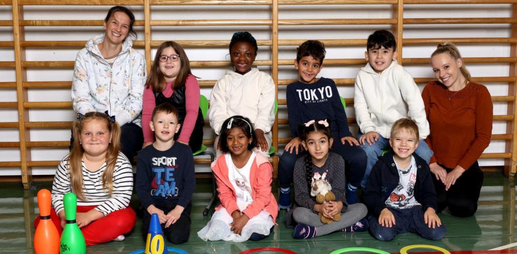 Füchse Füchse lachen in die Kamera - sitzen vor der Sprossenwand