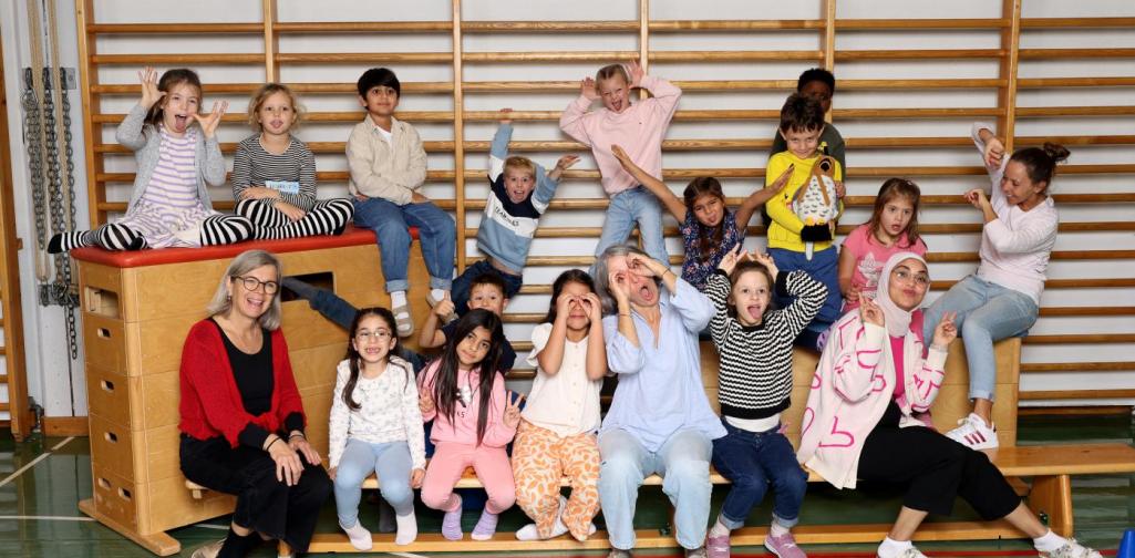 2b KK machen Spaß auf Langbänken und Kästen mit buntem Spielmaterial im Turnsaal.