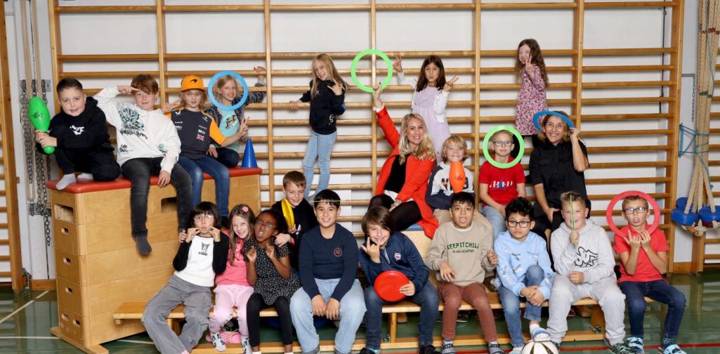 3a KK machen Spaß auf Langbänken und Kästen mit buntem Spielmaterial im Turnsaal.