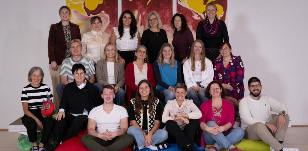 Das Lerher*innen-Team posiert für die Schulfotografin