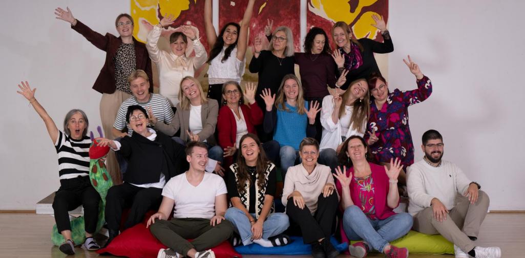 Die Lehrpersonen posieren für ein Spaßfoto