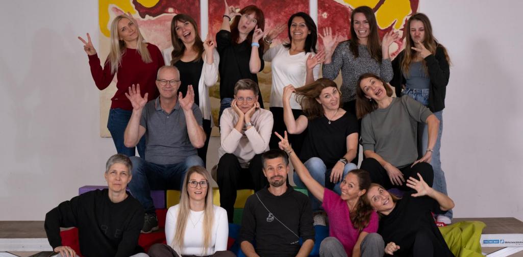 Das Unterstützer-Team macht Posen für ein Spaßfoto