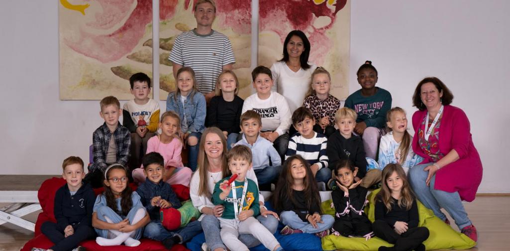 Klasse posiert für die Schulfotografin