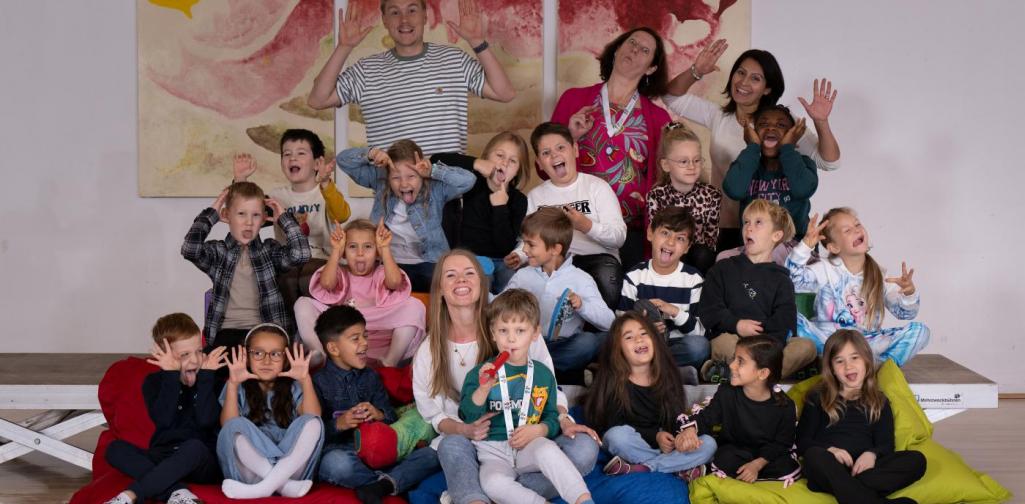 Die Kinder posieren für ein Spaßfoto