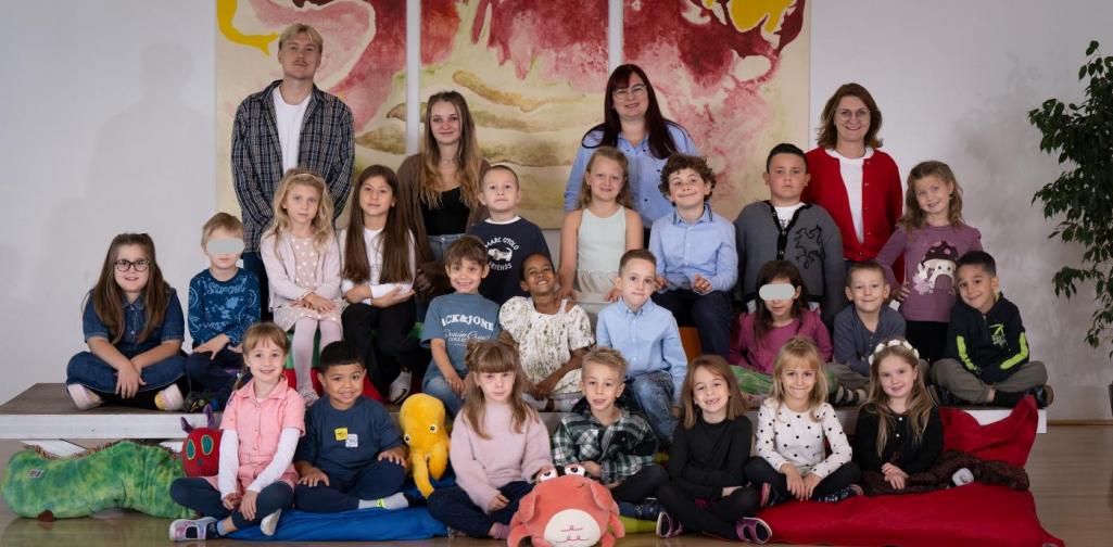 Klasse posiert für die Schulfotografin