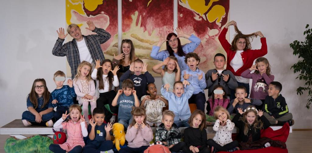 Die Kinder posieren für ein Spaßfoto