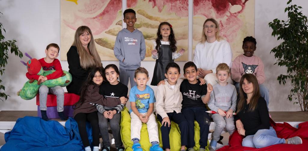 Schulfoto8 Klasse posiert für die Schulfotografin